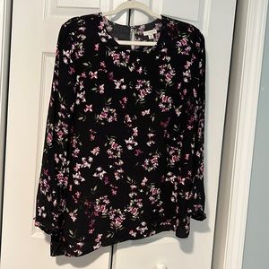 JJill asymmetrical tunic. Black with flowed design.